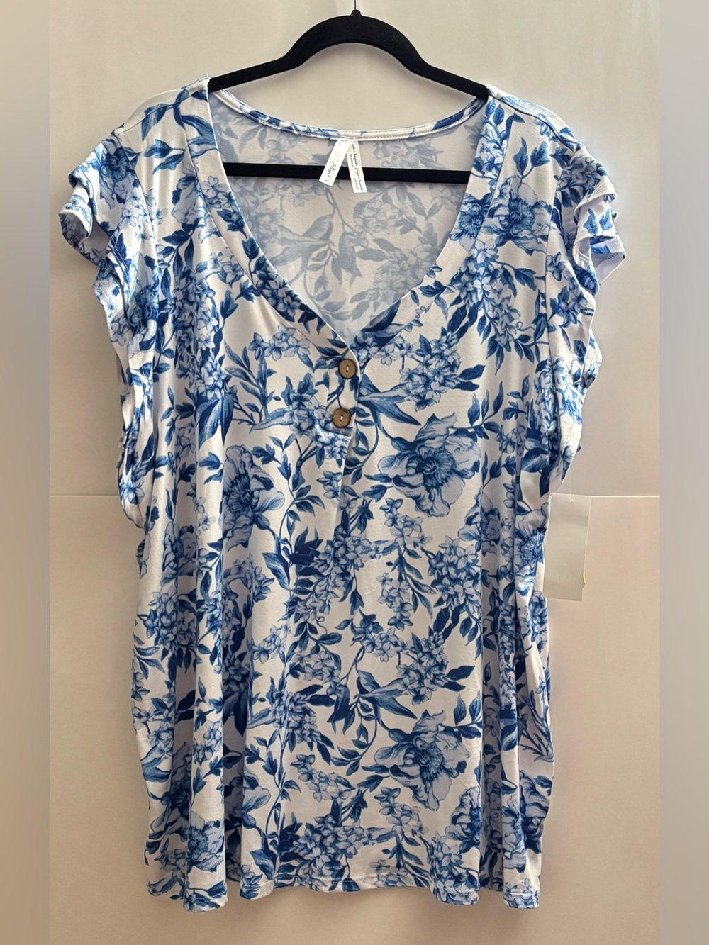4 for $25 💙 2Dye4 Blue & White Floral V-Neck Top – Size 3X – NWT